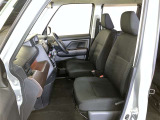 シックな色使いの運転席周りですね。すっきりとしたデザインで上品な色使いです。居心地の良い運転席、長く座ってられるリラックスできるデザインがいいですね。