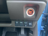 駐車や出庫時に障害物が接近するとお知らせしてくれるパーキングセンサーシステムつき。