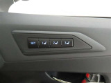 運転席は三人分のシートポジションを記憶します。