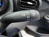 スイッチをオートに設定しておけば、車外の明るさに応じて自動的にヘッドランプを点灯・消灯します。夕暮れ時やトンネルの続く山道などを走行する時に便利なコンライトを装備しています。
