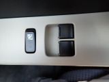 前席の窓の開閉は電動になりますので、便利ですよね。