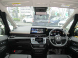 広いフロントガラスで視界良好でお出かけが楽しくなるセレナの運転席。