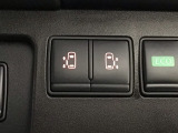 【両側パワースライドドア】両側がパワースライドドアになっており、運転席のスイッチやスマートキーでも開閉が可能です!開口部も広いので乗り降りも楽々♪