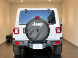後方から見ると特徴のあるテールランプシンプルにjeepエンブレムが付いてきます。