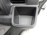 カップホルダーは運転席や助手席からちょうど手の届く位置です!!