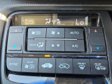 運転席と助手席それぞれで温度調整可能。快適性を高めるデュアルエアコンです。