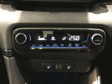 【オートエアコン】一度お好みの温度に設定すれば、車内の温度を検知し風量や温度を自動で調整。暑い&hellip;寒い&hellip;と何度もスイッチ操作をする必要はありません。快適な車内空間には必須の機能ですね♪