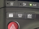 電気モーターのみを使用して走行するEVドライブモード。燃費をより向上させるエコドライブモード。パワフルな走行が楽しめるパワーモードとシーンに合わせて選べる3つの走行モードです♪