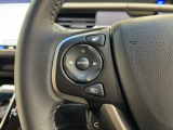 運転中もハンドルでの操作が可能です。特に高速道路等の目が離せない運転時には、便利さだけでなく、安全性も兼ね備えております。