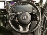 ハンドルにHondaセンシング系のクルーズコントロールやレーンキープアシストなどのスイッチと、オーディオの操作スイッチが装備されています。ハンドルから手を離さず安全に操作できます。