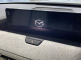 【12.3インチマツダコネクト】車内の雰囲気にマッチした大型ディスプレイ。スマホ接続でのナビ使用やBluetooth再生等、様々な機能が楽しめます。直感的なダイヤル操作が可能で、使い勝手も良好です。