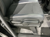 シートハイトアジャスターが付いているので運転姿勢を調整するのに便利ですね。身長に合ったシートポジションは安全運転や疲労軽減にもつながります。