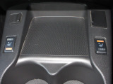 運転席&助手席シートヒーターが付いてます。寒い冬でもスイッチONで座面をあたたかくして、ドライブをさらに快適にしてくれます。HIとLOの2段階に温度設定が可能です。
