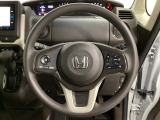 ハンドルにHondaセンシング系のクルーズコントロールやレーンキープアシストなどのスイッチと、オーディオの操作スイッチが装備されています。ハンドルから手を離さず安全に操作できます。