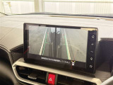 【サイドモニター】ドアミラーについているカメラから映像を映します。車幅も把握しやすくてとても便利ですね。