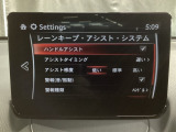 ハンドル操作をアシストすることにより車線からの逸脱回避を支援します。