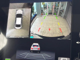 【マルチテレインモニター】車のフロントやサイドのカメラ画像を同時にモニター表示することで、悪路や狭い道を走行時でも周囲の状況確認ができ安心!本格SUVにうれしい装備です♪