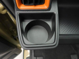 カップホルダーは運転席や助手席からちょうど手の届く位置です!!