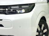 【LEDヘッドライト】悪天候や夜間走行時も良好な視界を確保し安心して運転できる高輝度LEDヘッドライトを装備!点灯速度が早く、消費電力も抑えられています。