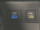 こちらのクルマはUSB接続コネクタも装備されています♪スマホの充電などにお使い下さい。ご旅行中での充電切れも、これなら心配いりませんね!