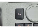コーナーセンサーを車の前後に装備。障害物までの距離に応じて警告音を変えてお知らせ。縦列駐車時や駐車場・車庫などでの取り回しをサポートします。詳細は販売店スタッフまでおたずねください。