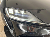 【LEDヘッドライト】悪天候や夜間走行時も良好な視界を確保し安心して運転できる高輝度LEDヘッドライトを装備!点灯速度が早く、消費電力も抑えられています。