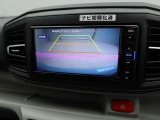 後退時に車両の後ろ側をモニター画面に表示します。車庫入れなどでバックする際に後方確認ができて便利です。車庫入れが苦手な人もこれで安心。