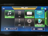 日産純正メモリーナビゲーションです♪目的地まで案内するナビゲーション機能の他にフルセグ画質で楽しめるTVやBluetooth Audio☆CD再生など多彩な機能が満載で運転を快適にサポートしてくれます☆
