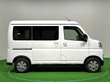 広々としたキャビンを実現したスクエアボディを採用。最小回転半径4.2mで狭い駐車場そして細道や曲道での走行もスムーズに行えます。