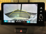 リバースギアに入れるだけで後方の表示へ切り替わります。夜間や雨の日の駐車も楽になりますよ。