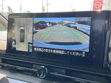 まるで真上から見ているような、視認性の良いアラウンドビューモニターです。駐車が苦手な方でもこれでらくらく駐車できますよ。