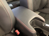 【アームレスト】運転時の疲労軽減にもなるアームレストがついています!