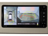 車両を上から見たような映像表示するパノラミックビューモニター付き!