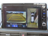 【マルチビューカメラシステム】フロントビューだけでなく、グラウンドビューも表示!自車を上空から見下ろしたような映像が表示されるので、駐車時などにドライバーの死角を減らすことができます。