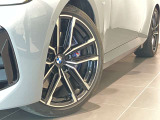 BMW純正アロイホイールはモデルやパッケージに合わせてデザインされています。洗練されたデザインで、足元の個性を引き立てます。