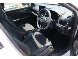 車内はブラックでまとまっており、運転しやすい広々空間!