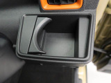 カップホルダーは運転席や助手席からちょうど手の届く位置です!!