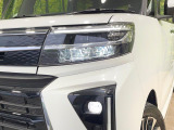 【LEDヘッドライト】悪天候や夜間走行時も良好な視界を確保し安心して運転できる高輝度LEDヘッドライトを装備!点灯速度が早く、消費電力も抑えられています。
