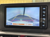 リバースギアに入れるだけで後方の表示へ切り替わります。夜間や雨の日の駐車も楽になりますよ。