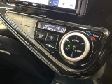 【オートエアコン】一度お好みの温度に設定すれば、車内の温度を検知し風量や温度を自動で調整。暑い&hellip;寒い&hellip;と何度もスイッチ操作をする必要はありません。快適な車内空間には必須の機能ですね♪