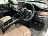 Jeepのタフさが伝わってくる太めのステアリングになっております。
