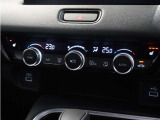 【オートエアコン】温度を設定すれば自動で快適な車内温度を保ちます。エアコン内部の高性能脱臭フィルターで車内のアレルゲンや花粉を除去。