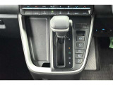 ハイブリッドカーですが運転操作は普通の車と変わりませんのでご安心ください。操作方法はスタッフが説明いたしますのでお気軽にご質問ください