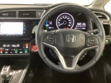 【ハンドル】運転にかかわる様々な操作を安全に行えるように視点移動が少なく操作性に配慮されたスイッチ類が凝縮されたコックピットです。