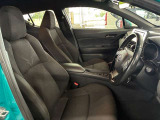 運転席の画像です。足元やシートまわりに余裕があり、リラックスした姿勢で運転が可能です。視界も良好で操作系へのアクセスもしやすく、快適で安心感のあるドライブをサポートします。