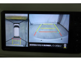 車輌前後左右に搭載した4つのカメラにより、クルマの真上から見ているような映像を表示。運転席から確認しにくい車両周囲の状況を把握できます。