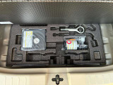 トランクルームのフタを開けると付属の車載工具がございます(^^) 必要に応じて買い足していただくことも可能です!