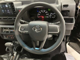 ステアリングから手を離さず、運転に集中したままオーディオ等の操作ができます。