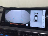 パノラミックビューモニターシステムが付いているので車の上から見た映像が確認できますよ。 一目で車両周辺の情報を確認できますが、直接安全をご確認下さい。
