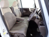 フロントシートはベンチシートです、運転席と助手席の移動が簡単です。真ん中にはアームレストも装備されています! また運転席シートの高さも調整できます。